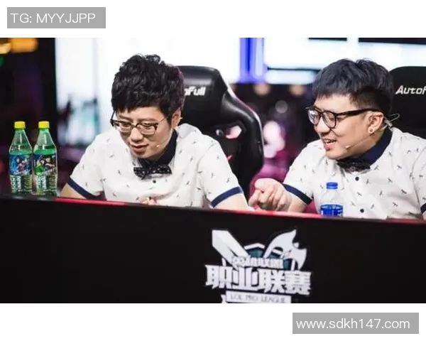 足球明星与雪碧的高清合影展现青春活力与运动魅力 足球明星与雪碧的高清合影展现青春活力与运动魅力